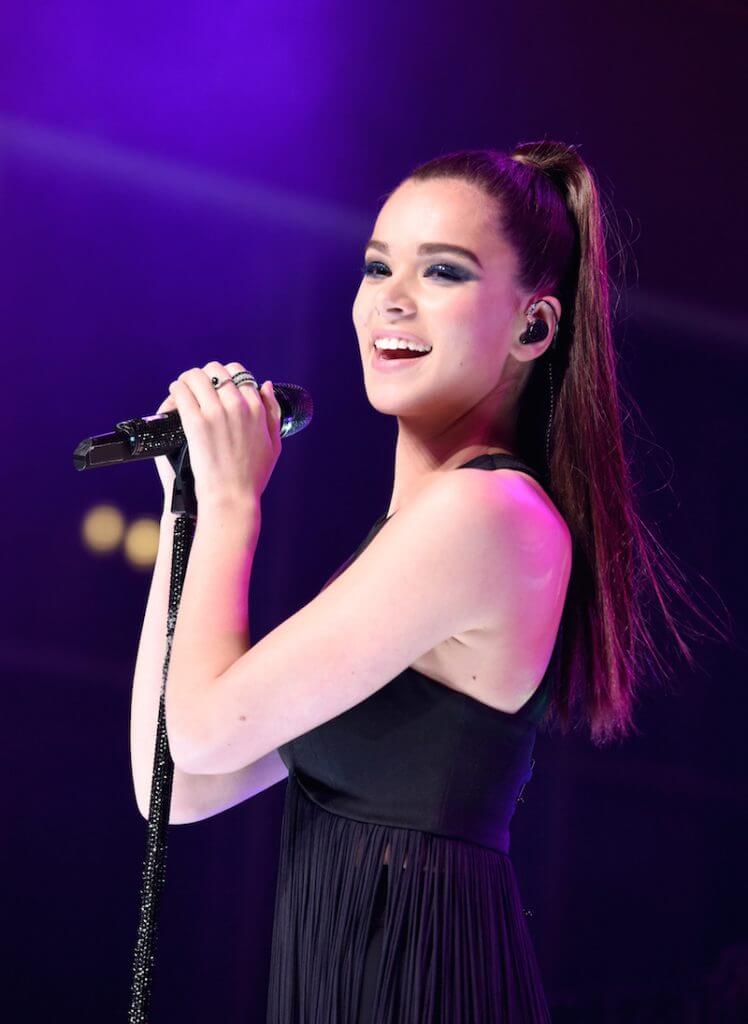 Hailee Steinfeld Gave us a Taste during the “2017 Billboard Music