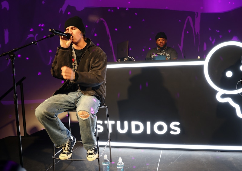 Justin Bieber & The Kid Laroi perform an acoustic version of 'Stay' at the  OBB Studios Launch Party : r/popculturechat